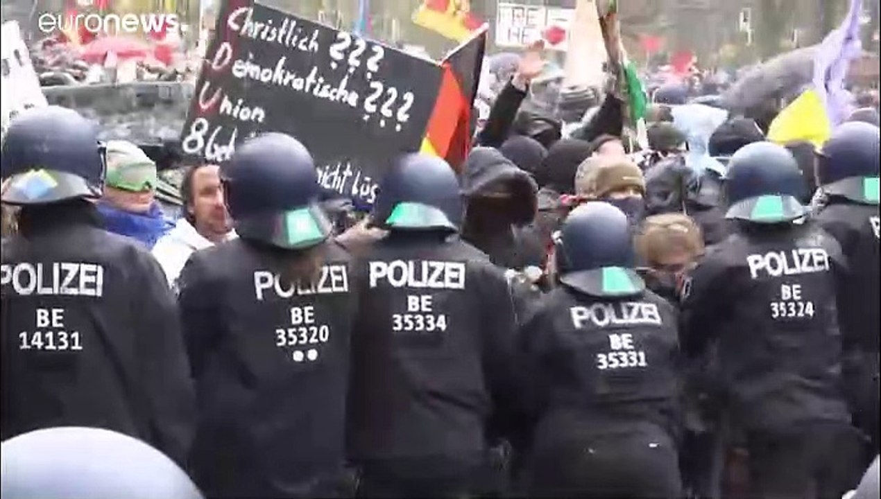 À Berlin, la police disperse au canon à eau une manifestation d'"anti-masques"