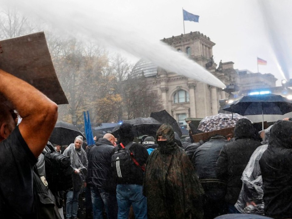 Demo-Teilnehmer wollen nicht weichen: Polizei greift hart durch