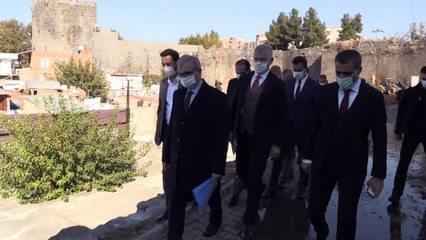 Diyarbakır Surlarının çevresindeki kaçak yapılar yıkılıyor