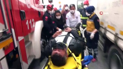 - Kamyona arkadan çarpı, araçta sıkıştı