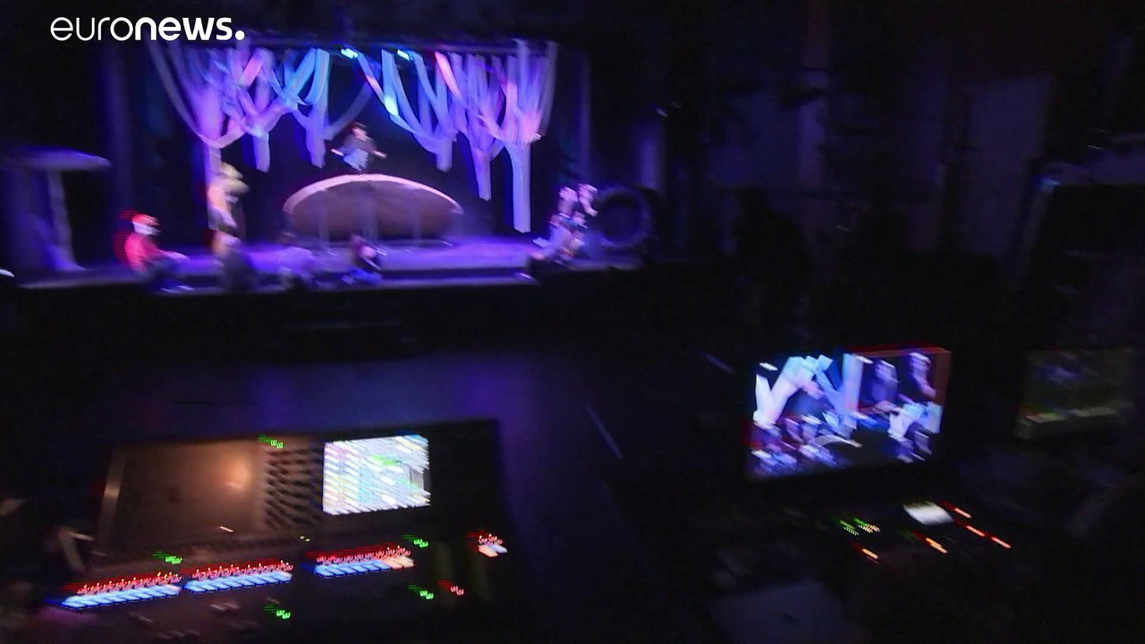 Sich irgendwie über Wasser halten - Ungarns Theater streamen online