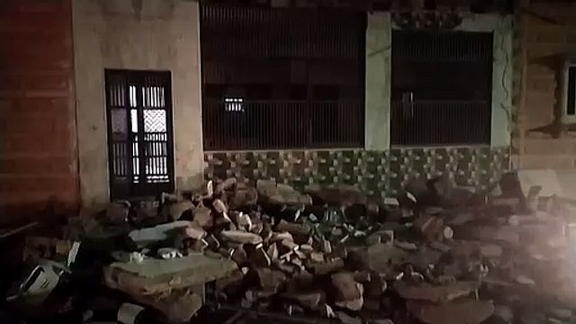 दो मंजिला मकान की बालकनी गिरी, एक चोटिल