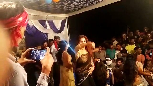 कोविड-19 के नियमों को ताक पर रख बार बालाओं के साथ डांस, वीडियो वायरल