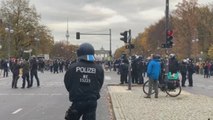 La policía alemana carga contra una protesta violenta por las restricciones
