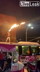 Un dingue s'amuse avec un lance-flamme en plein New York