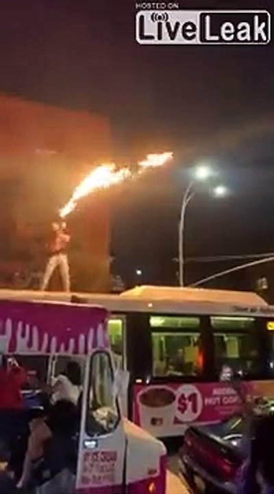 Un dingue s'amuse avec un lance-flamme en plein New York