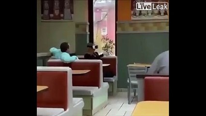 Un homme jaloux d'un jeu en réalité virtuelle...