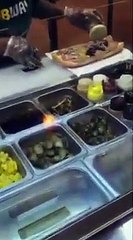 Cet employé de  Subway s'endort sur son sandwich