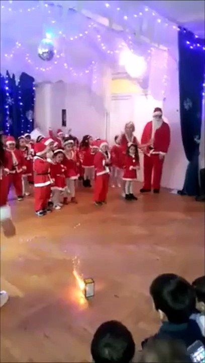 Ils allument des pétards en intérieur pendant la fête de l'école : mauvaise idée