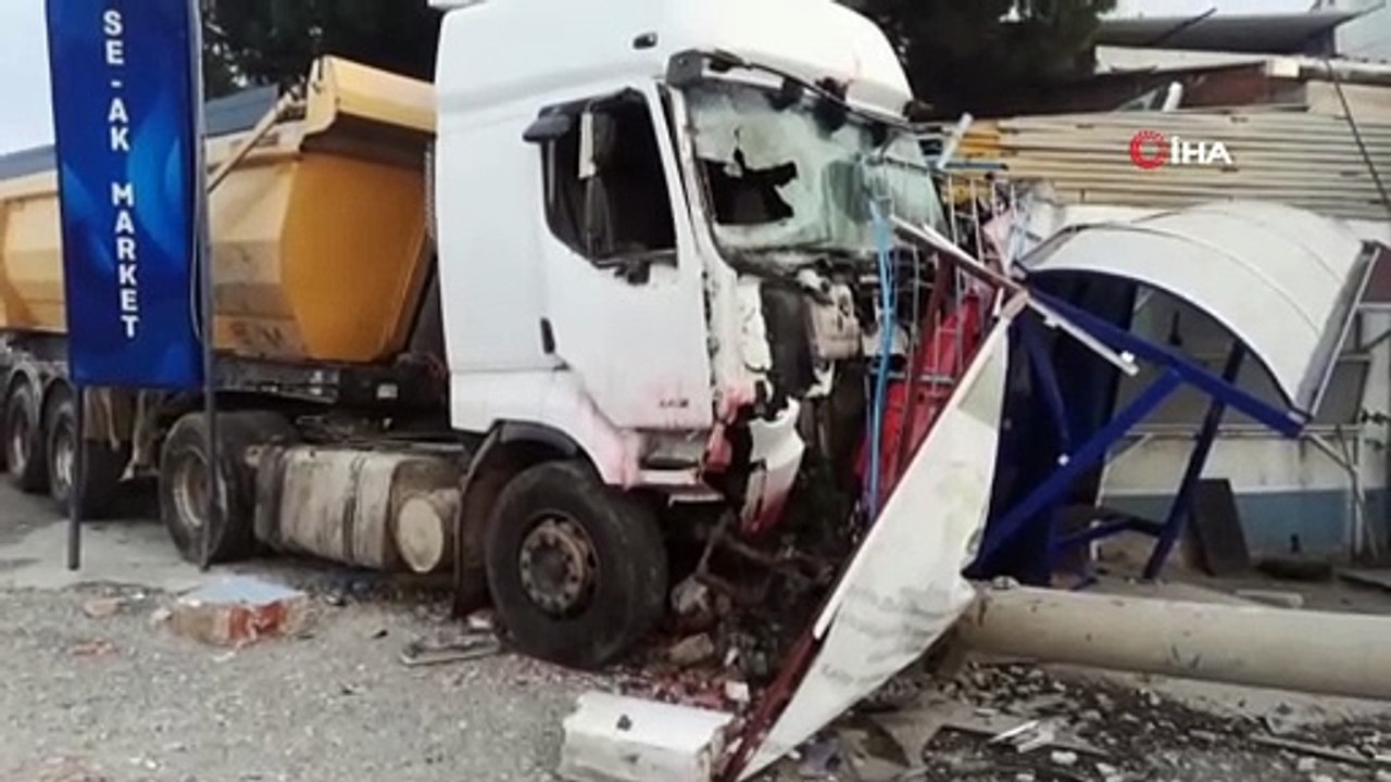İzmir'de Korkutan Kaza Kamyonun 11 Aracı Biçtiği Anlar Kamerada