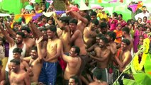 Batalla de excrementos de vaca en la fiesta de un pueblo de India