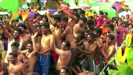 Batalla de excrementos de vaca en la fiesta de un pueblo de India