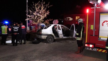 KASTAMONU - Otomobil bariyerlere çarptı: 1 ölü, 2 yaralı