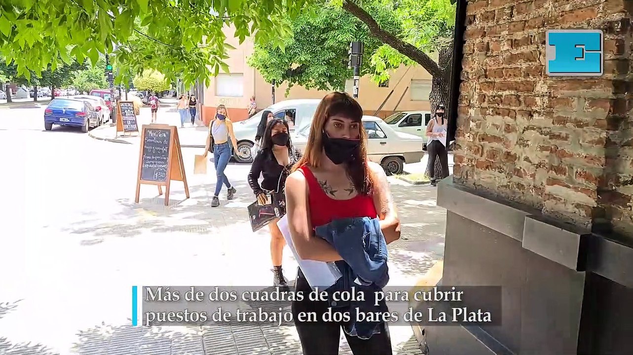 Más de dos cuadras de colas para cubrir puestos de trabajo en dos bares