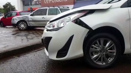 Toyota Yaris e Parati se envolvem em colisão no Bairro Neva