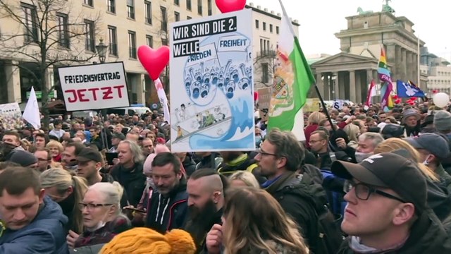 Protesto de milhares não trava governo nas restrições à Covid-19