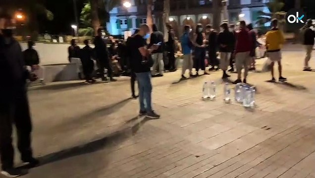 Los vecinos le llevan garrafas de agua a los inmigrantes