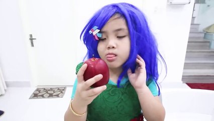 Annie and Sammy Pretend Play with Magic Hairbrush - Funny Kids Video about Color