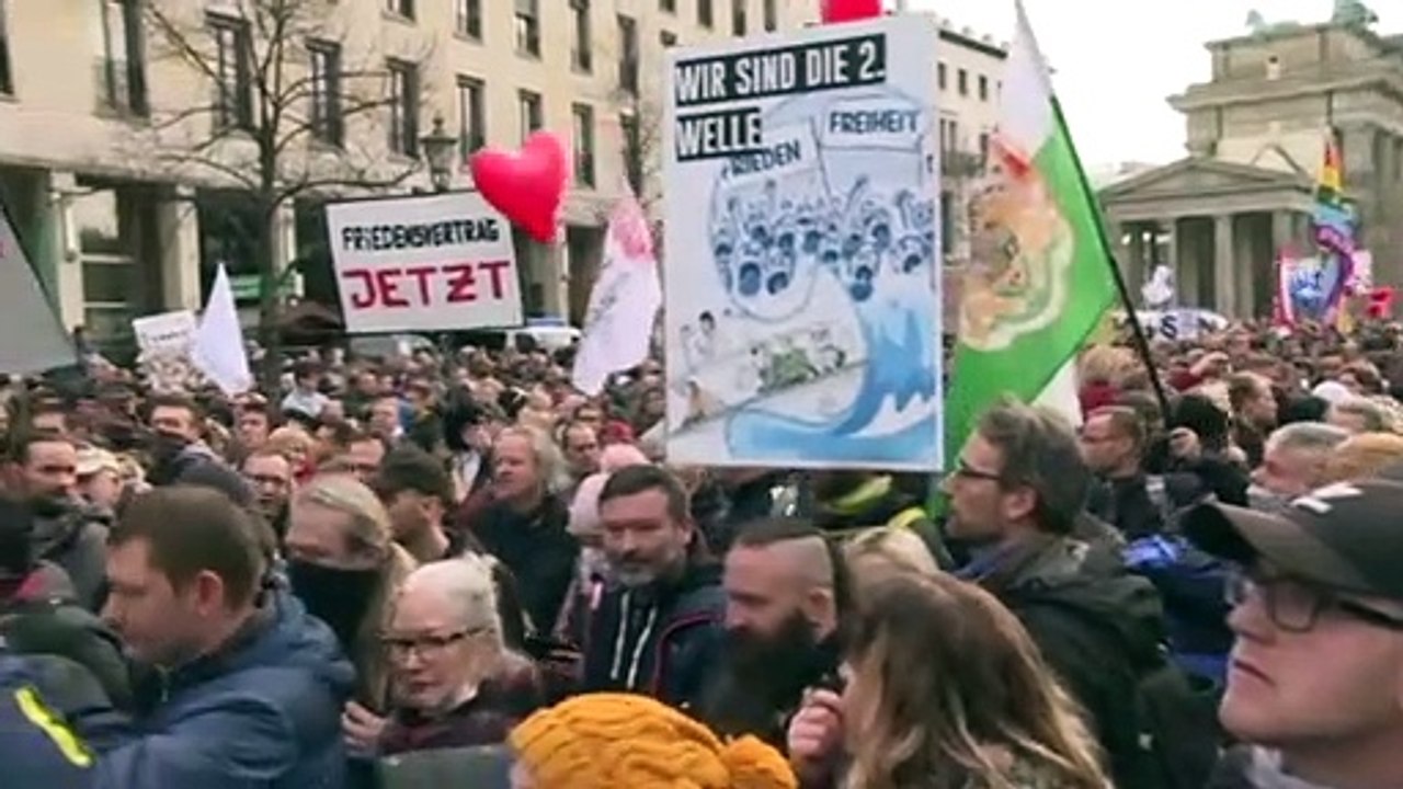 Berlino: no-mask in piazza mentre il bundestag approva la legge pro-restrizioni