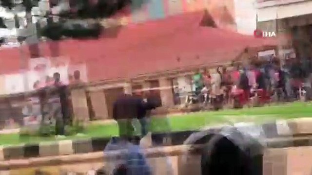 - Uganda'da cumhurbaşkanı adayının tutuklanması sokakları karıştırdı- Başkent Kampala'da göstericilere ateş açıldı: 3 ölü, 34 yaralı