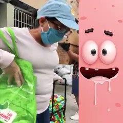 Broma pesada con cajas de cartón en la calle durante