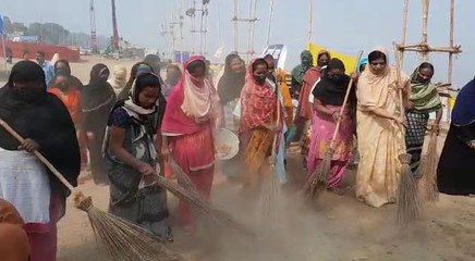छठ पूजा से पहले मुस्लिम महिलाओं ने घाट पर लगाया झाड़ू, दिया सांप्रदायिक सद्भावना का संदेश