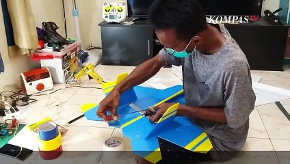 Bermanuver Dengan Pesawat Aeromodeling dari Madiun