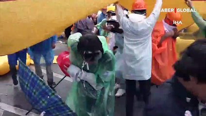 Tayland'da protestoculardan polise 'dev şişme ördek' göndermesi