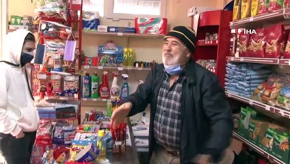 Yaşlı adama markette ekmek bıçağıyla gasp girişimi