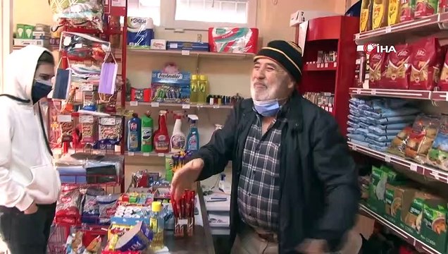 Yaşlı adama markette ekmek bıçağıyla gasp girişimi