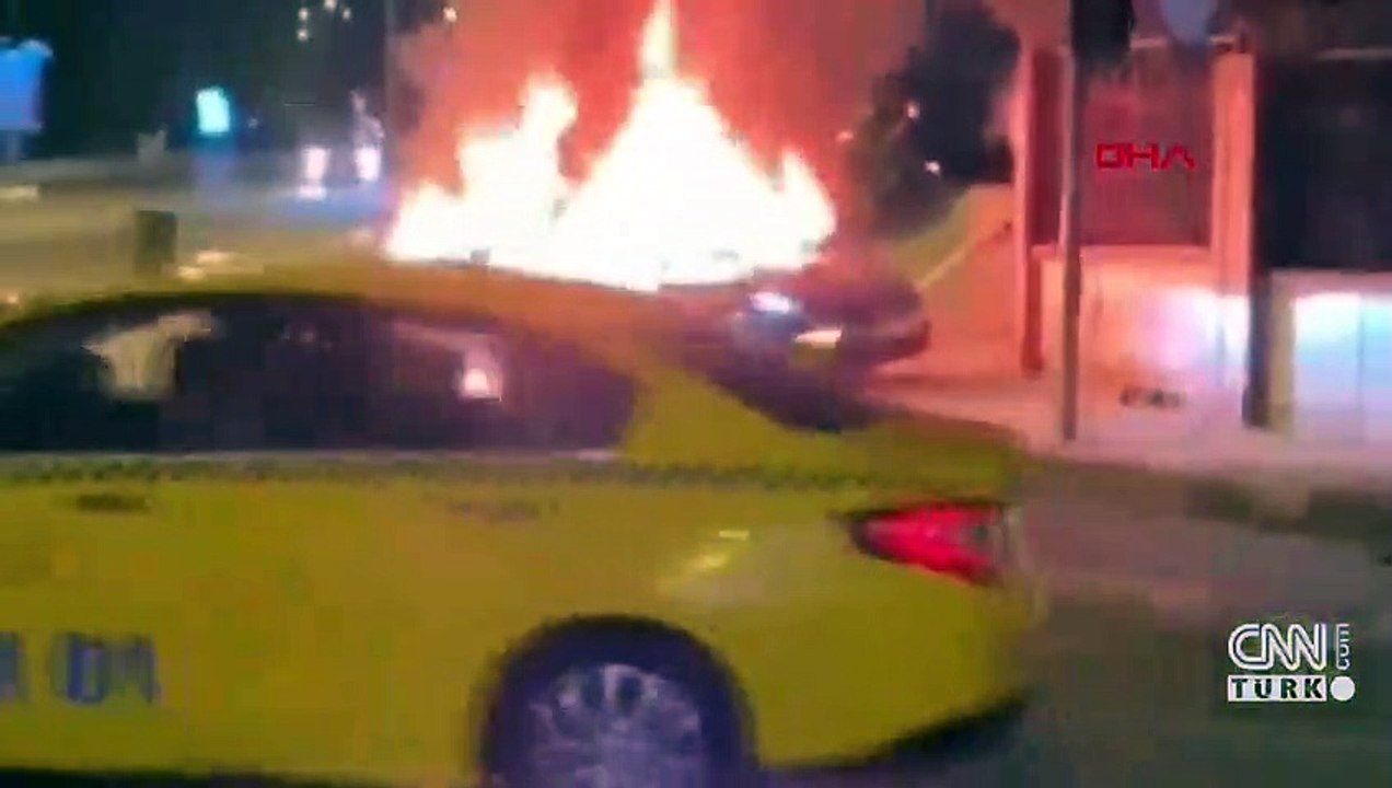 İstanbul'da kaza yapan lüks otomobil alev alev yandı | Video