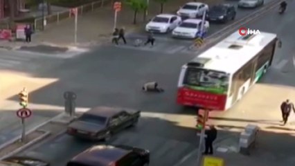 Cadde ortasında ne yaptığına kimse anlam veremedi