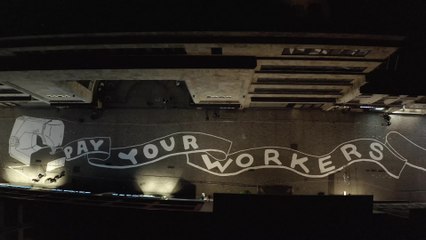 Une fresque XXL rue Neuve rappelle quelques impératifs aux marques de mode