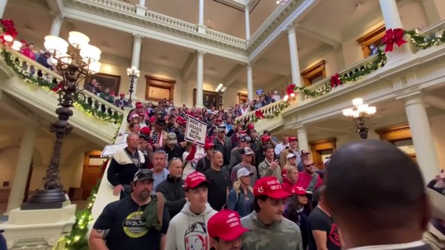 Géorgie: De nombreux partisans pro-Trump se réunissent au Capitole pour la fin du recomptage des voix
