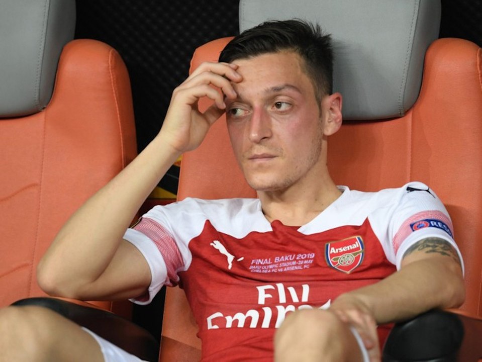 'Wer ist das?': Spott über Mesut Özil auf Arsenals Teamfoto