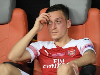 "Wer ist das?": Spott über Mesut Özil auf Arsenals Teamfoto