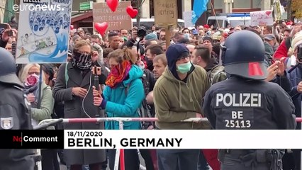 Wie leichter Regen? Wasserwerfer gegen Corona-Proteste in Berlin
