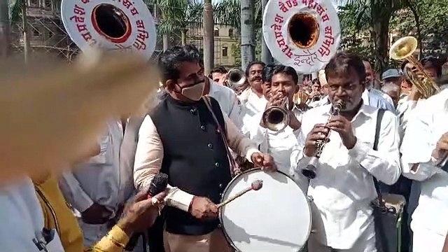 जब सांसद शंकर लालवानी ने बैंड बाजे वालों के साथ बजाया बैंड, मांगलिक कार्य मे बजेगा स्वच्छता का गाना