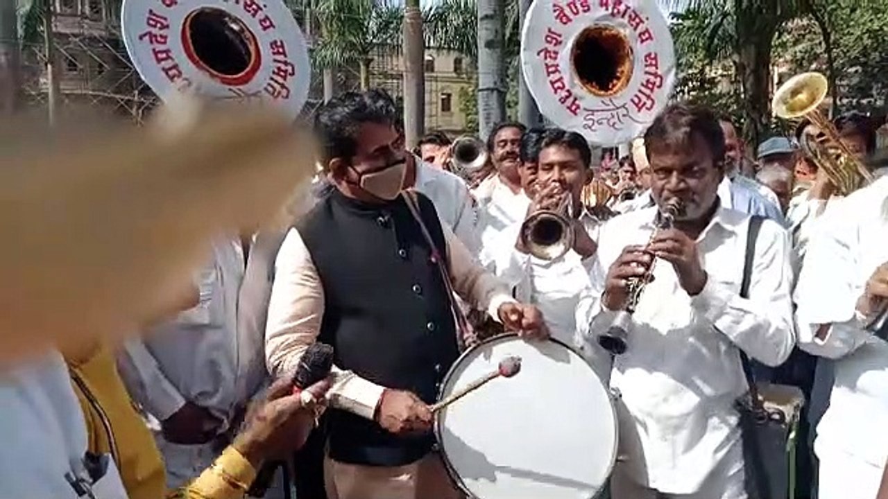 जब सांसद शंकर लालवानी ने बैंड बाजे वालों के साथ बजाया बैंड, मांगलिक कार्य मे बजेगा स्वच्छता का गाना