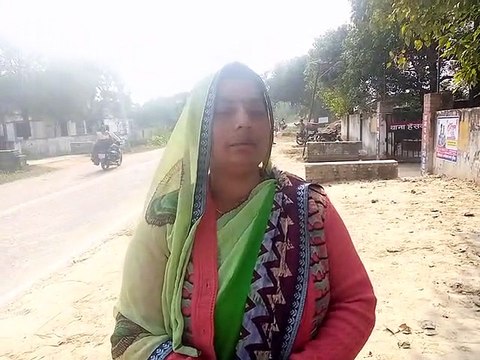 महिला का हो रहा है शोषण, सुबह से अपने बच्चे को लेकर हंस नगर थाने पर धरने पर बैठी
