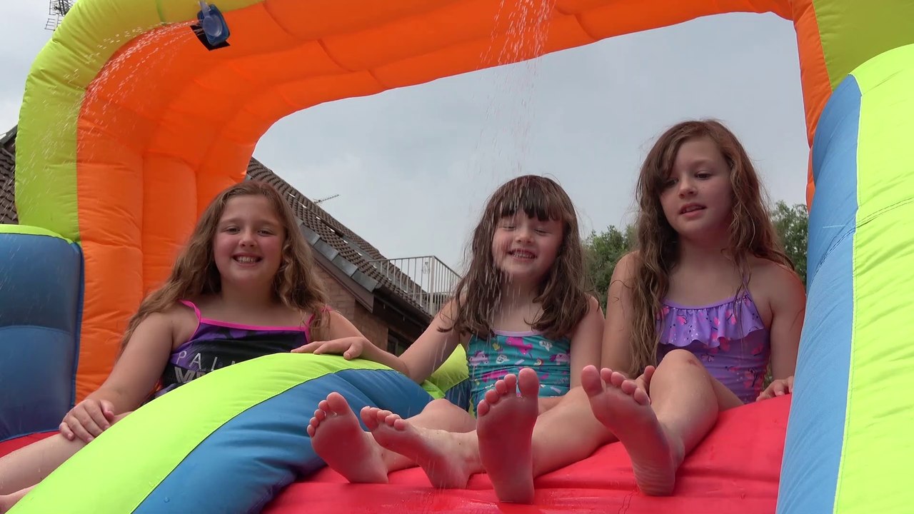 Diversão na Piscina e Brincadeiras das Princesas com Sophia Isabella e Alice Princesas Episódio  (1)