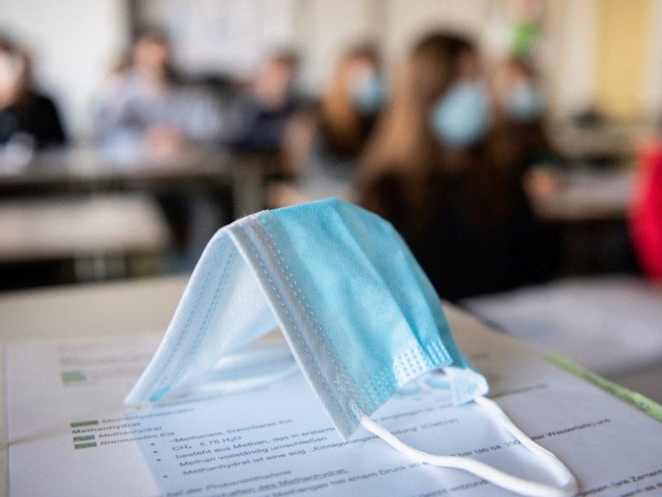 Tausende Corona-Neuinfektionen: Schließen Schulen und Kitas?