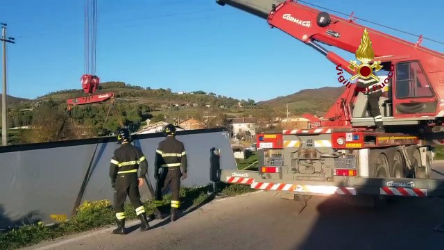 Gubbio (PG) - Camion finisce fuori strada, recuperato con autogru (19.11.20)