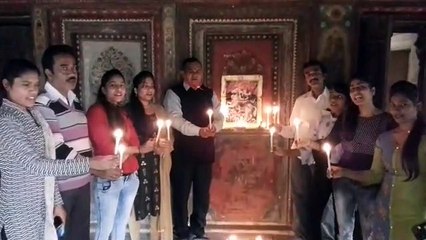 Download Video: रानी महल में वीरांगना रानी झांसी के तैल चित्र पर माल्यार्पण कर दीप प्रज्वलित किया