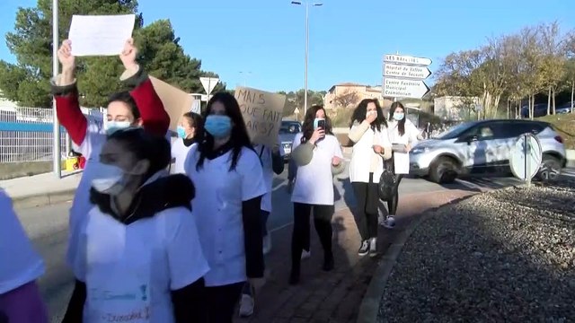 Younes et Marion élèves en deuxième année à L'IFSI Martigues et Caroline Raufaste