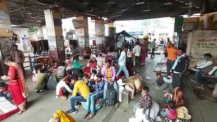 गांव में रोजगार न मिलने से महानगरों के लिए पलायन कर रहे ग्रामीण