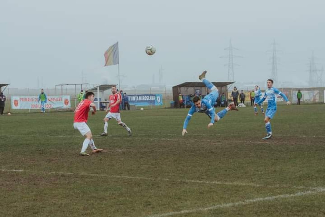 Le coup du scorpion splendide de Robert Asăvoaei en Roumanie