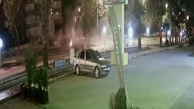 KAHRAMANMARAŞ - Otomobilin ağaca çarparak ikiye bölünmesi anı güvenlik kamerasında