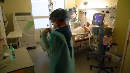 Face au virus, des soignants écoeurés raccrochent la blouse