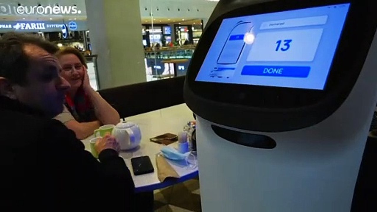 Olha o robot que serve cafés
